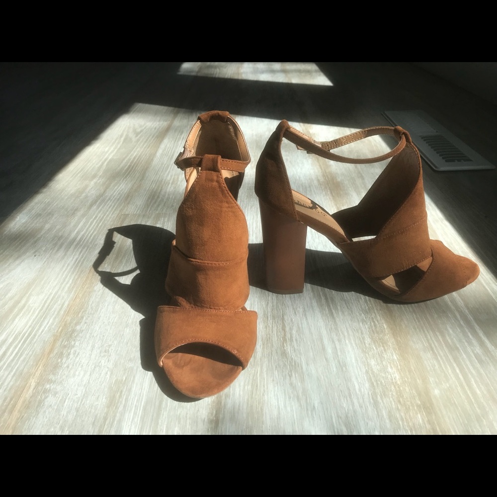 Worn once! So cute! Comfortable, and stylish!